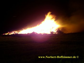 Martinsfeuer in Bengen ist angezuendet