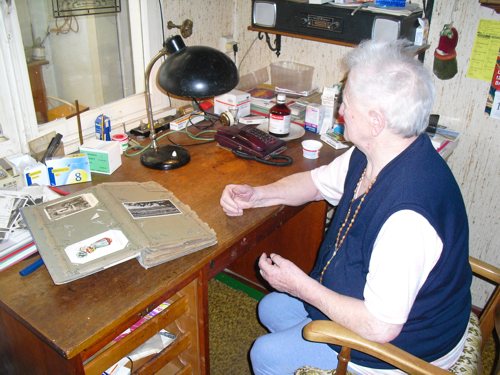 Anna Kpper mit dem Postkartenalbum