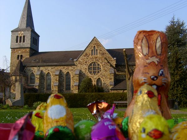 Der Osterhase ist natrlich auch in der Nhe der Kirche