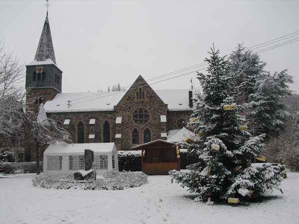 Bengen im Advent 2010 Weihnachtsbaum vor der Kirche