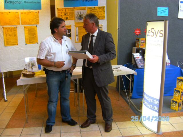 "Norbert Hoffzimmer und Dr. Hans-Ulrich Tappe am Messestand der Heimatforscher auf der 50Plus"